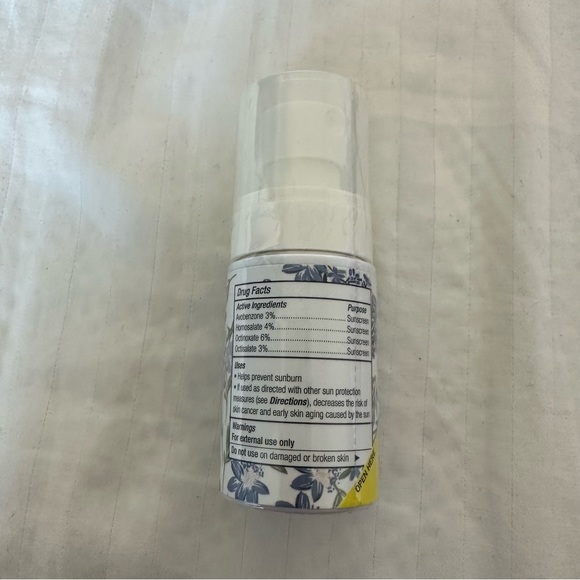 BNIB Supergoop Setting Spray Mini Size with SPF 40 - Picture 3 of 3